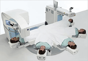 Imagen: El sistema VisuMax, demostrando posiciones diferentes del paciente durante el procedimiento (Foto cortesía de Carl Zeiss Meditec)